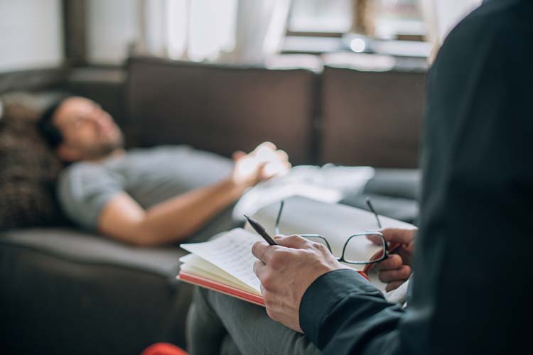 psychotherapist,and,patient,at,an,appointment,in,the,office.,doctor's